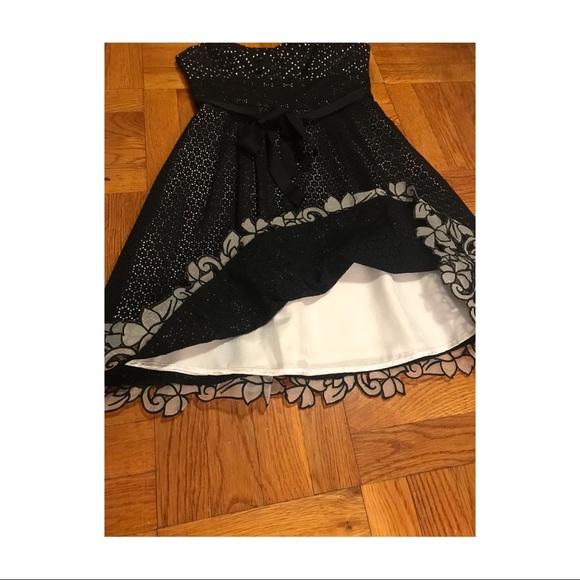 BCBG black eyelets with visible white underlay - Picture 5 of 6